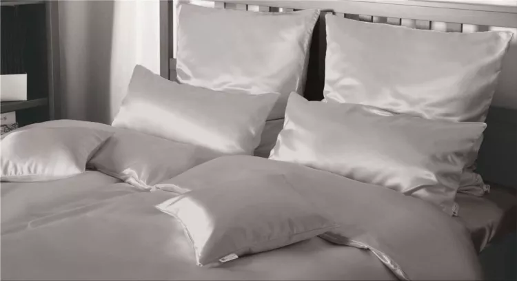Bed linen made of silk