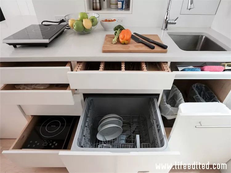 LE1: kitchen counter