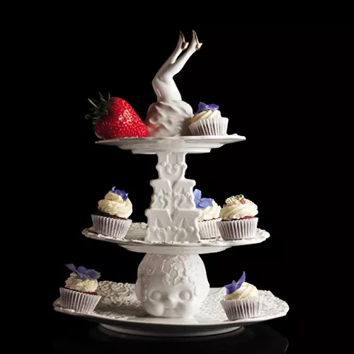 Undergrowth Design, Blaue Blume White with Gold Shoes, Sweets and Desert Stand