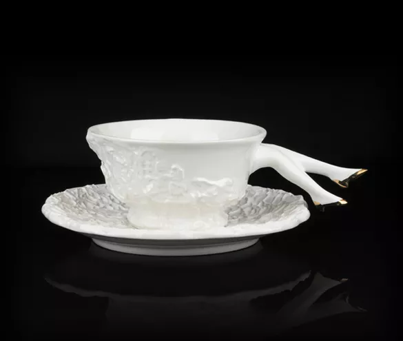 Undergrowth Design, Blaue Blume White with Gold Shoes, Tea Cup