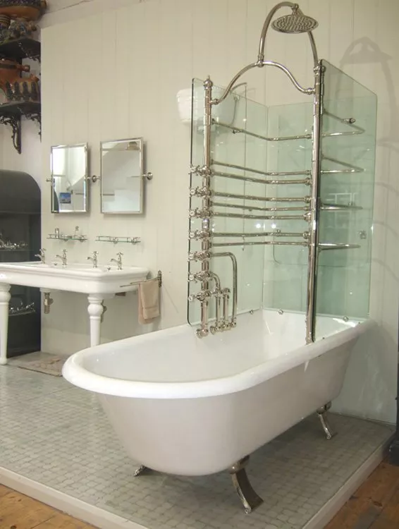 Canopy bathtub with glass screens