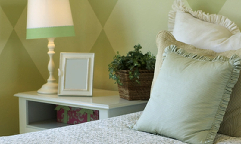 Relaxed Guests: Inexpensive Guest Room Greatness