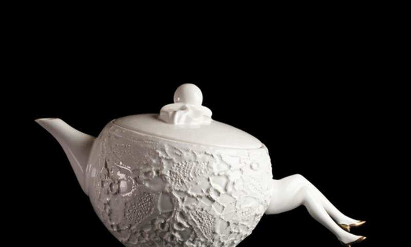 Undergrowth Design, Blaue Blume White with Gold Shoes, Tea Pot