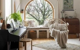 A rustic interior that generates a calm atmosphere